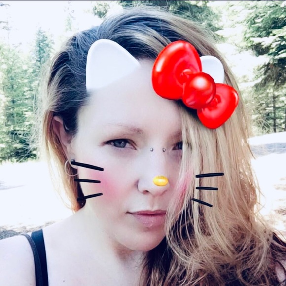 Meet your Posher, Stacie - Picture 2 of 6